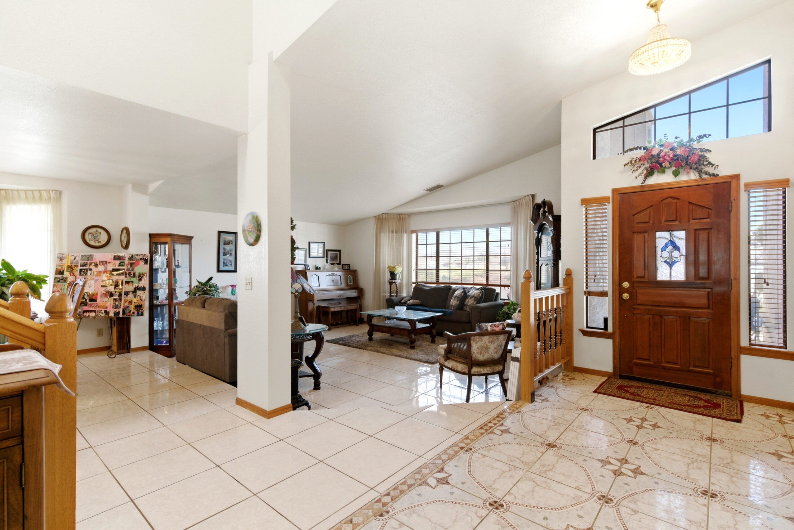 Open entry and living area with high ceilings at 11468 Kiowa Rd Apple Valley